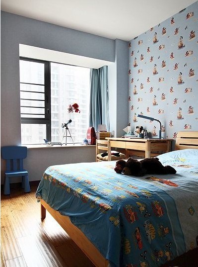 儿子的房间，以蓝色为色调，墙纸是设计师特别为儿子选的，很可爱