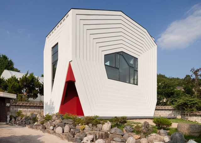 狭窄的长方体的边角被切掉,创造出多边形外立面.