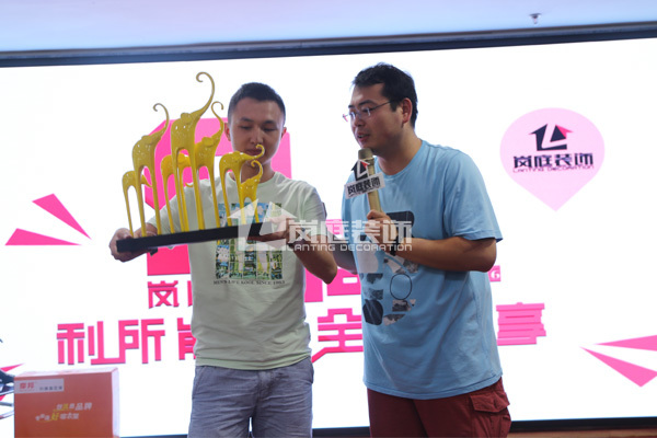 限时拍卖会现场,数十件商品1元起拍,看看这位帅哥拿的大象饰品,猜猜