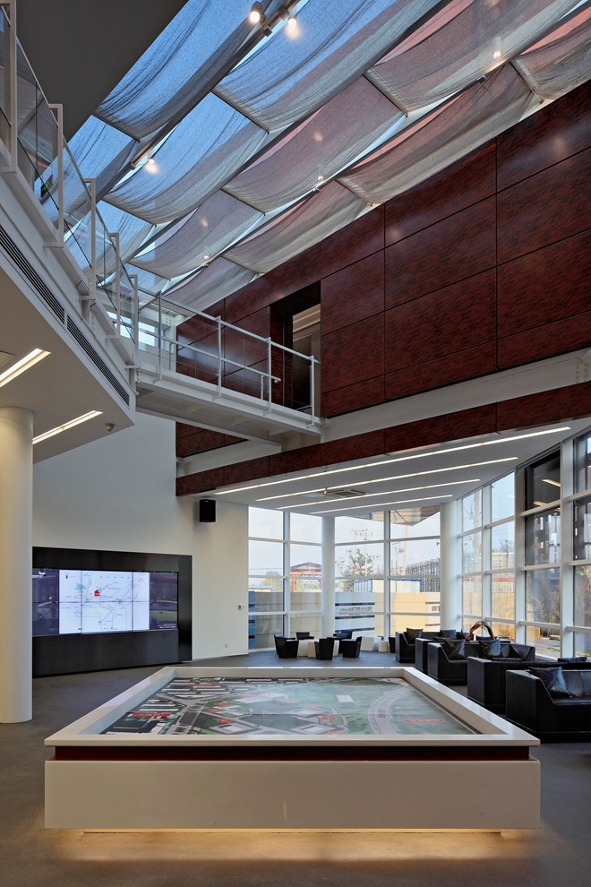 诚盈中心办公楼设计建筑采用虚实对比的造型手法