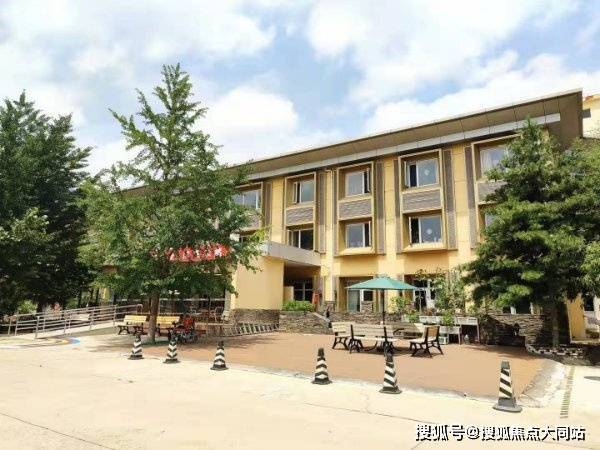 北京市海淀区爱暮家养老院香山附近的医养结合养老院2026年配备专职护理人员协助康复训练(图1)