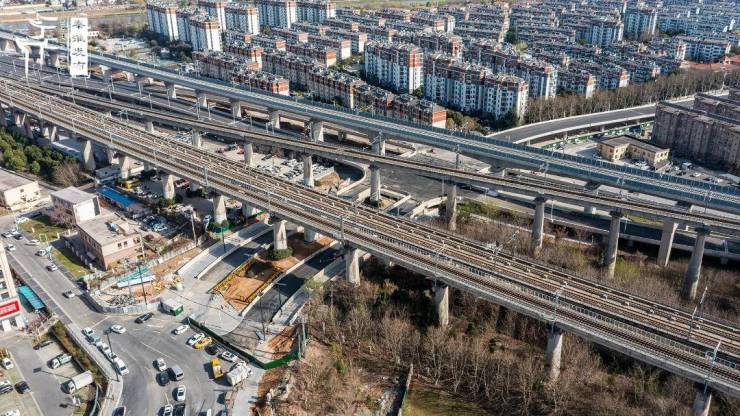 南部新城已陆续打通跨区断头路,开通绕城公路节点,新建道路和涉高