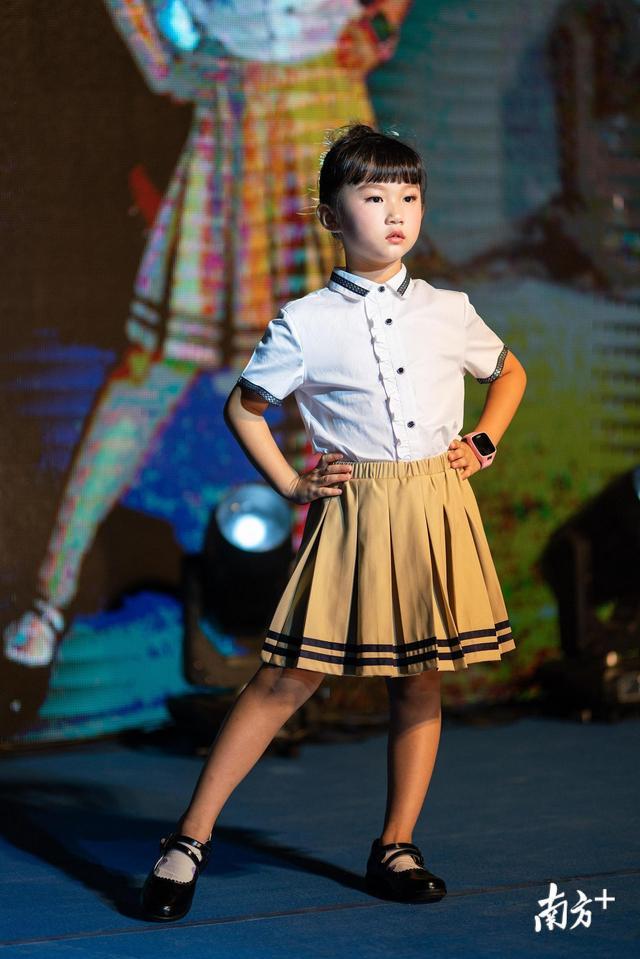 为了比拼校服的颜值东莞这学校专门搞了场选秀大赛