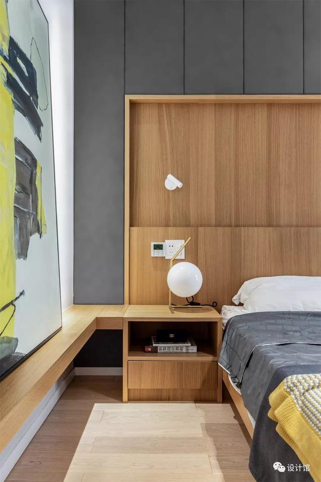 床头柜侧边的搁板,使得空间有着更强的延伸视觉.