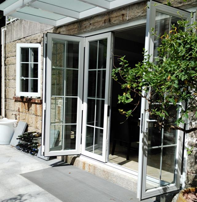 阳台推拉门早已过时,这种门效果更好,有钱人的首选