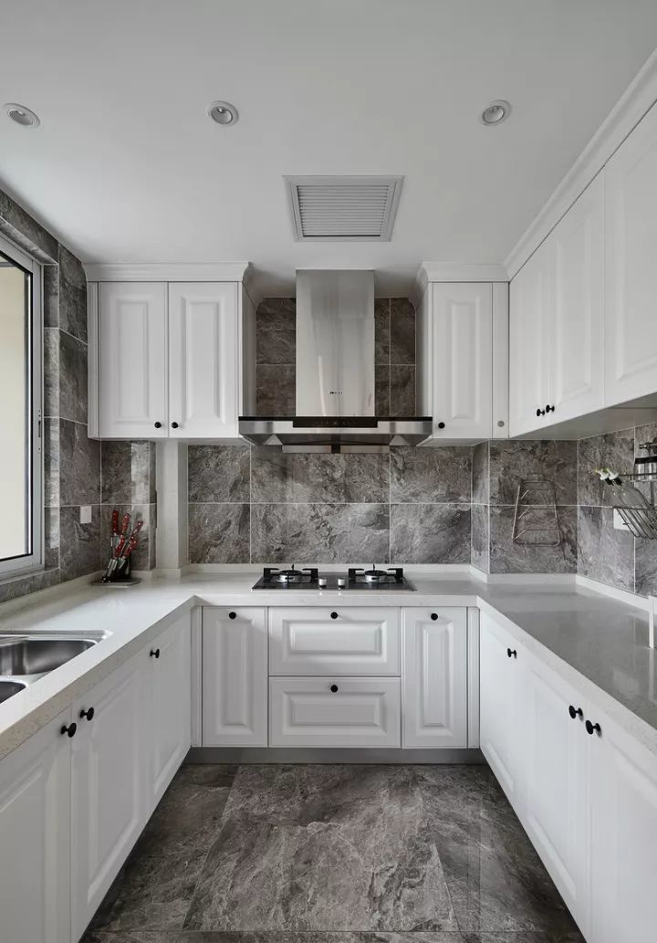 u型厨房,白色橱柜,看上去干净整洁,时尚大方