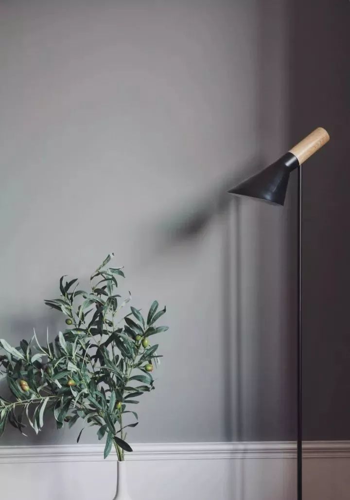 灰色电视背景墙,搭配木质电视柜,书籍,金色摆件,绿植,营造文艺小资