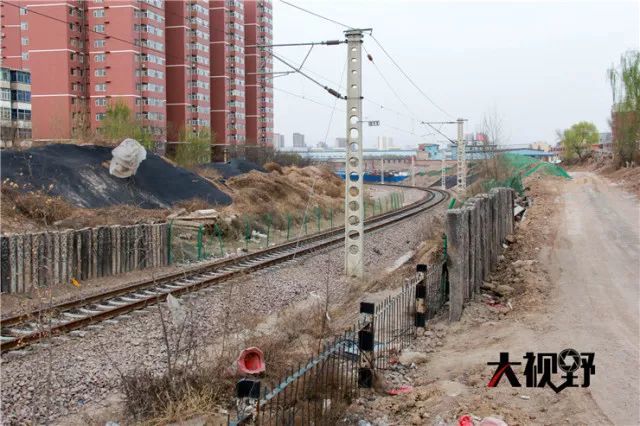 玉门沟铁路线,而如果规划为沿铁路贴边拐弯建设,便可以绕过铁路与太原