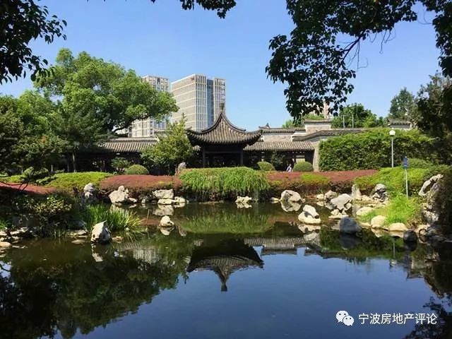 月湖畔儼然已經成為經典富人區,典型代表如月湖花園,蓮橋第