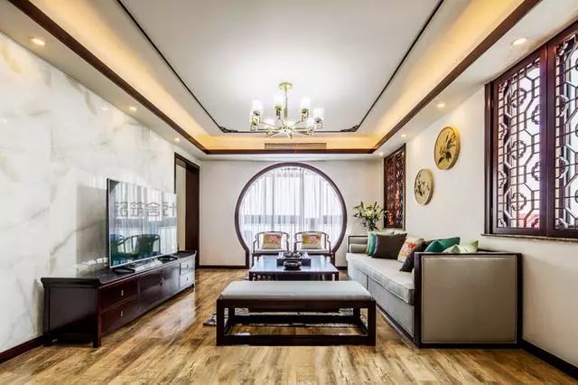 圆拱形月亮门可以很自然的将居者代入情浓人团圆的意境,充满家的柔情