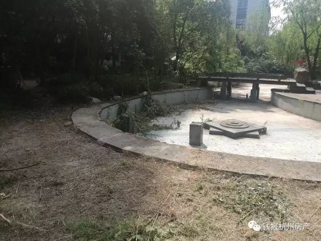 小区业主轰走物业搞自治!如今的房价…大跌