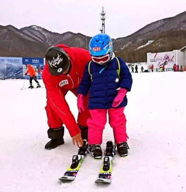 2万元请的滑雪教练不会穿雪鞋引热议：专家吐槽离谱 都是有钱人太好忽悠BB电子官方网站