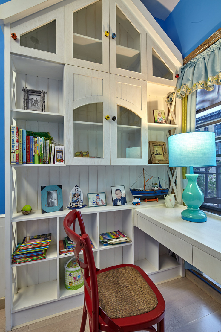 靠窗位置做了个创意的书桌 书柜组合,书柜以小屋的造型,显得很童趣的