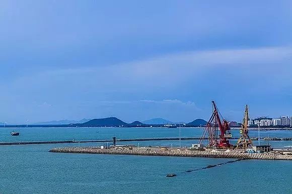 著名景点有尖峰岭国家森林公园,毛公山,黎母岭,莺歌海等.