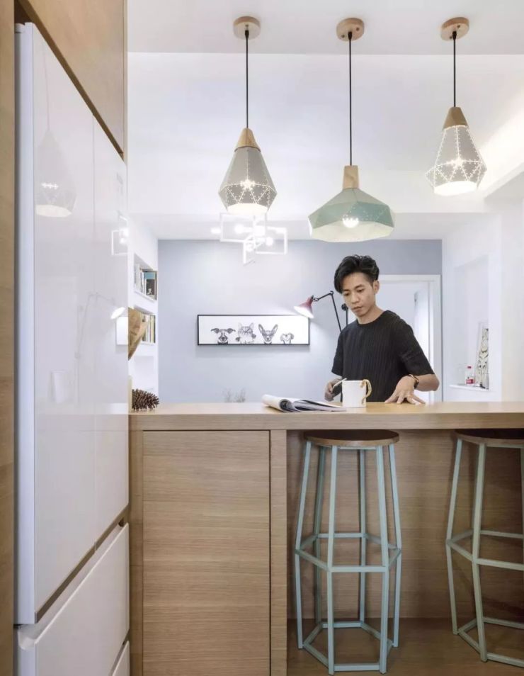 在原始狭小暗厅中想要得到一个有客餐厅功能的空间,多功能吧台实现