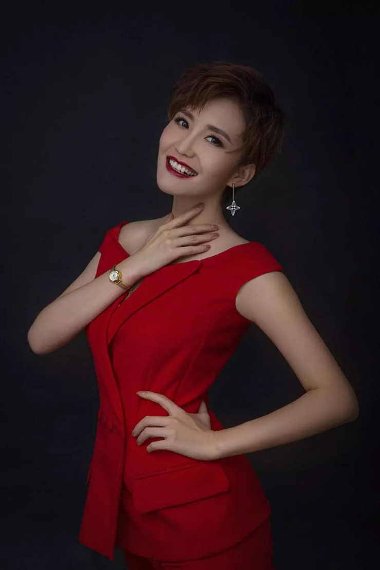 河南电视台主持人韩佳与此同时,一直在路上陪伴您的老朋友fm90.