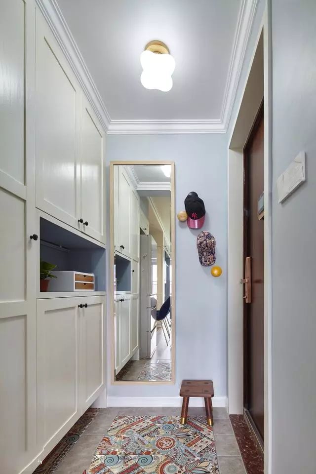 进门右边是穿衣镜,对面是鞋柜,一款小